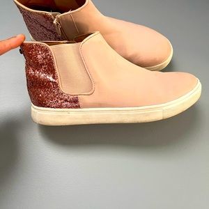 Very cute versatile light pink Treasure Bond leisure tennis shoe. Slightly worn.